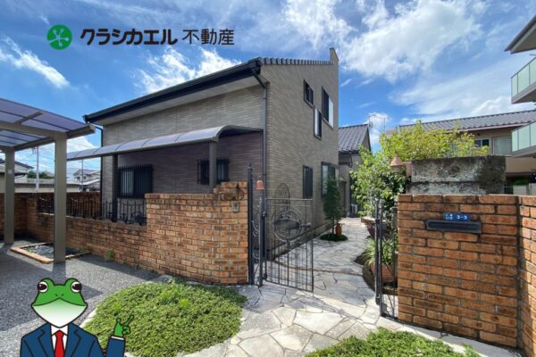 ２軒の戸建てを渡り廊下で繋いだ５ＬＤＫ＋２Ｓに２つのロフト付。徒歩圏に商業施設充実！