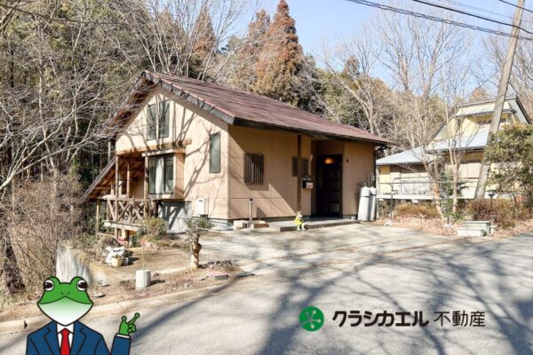 【温泉引込済！】自然豊かな山の上の別荘地。自然素材を使った温かみのある吹抜の空間