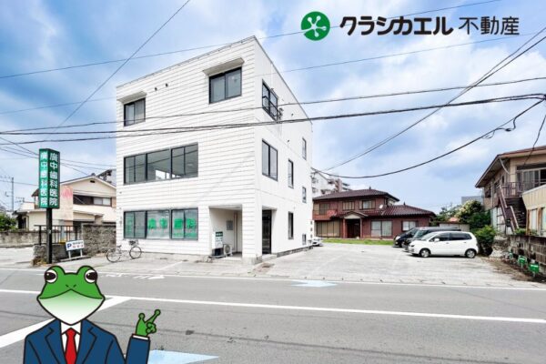 新しい路面電車の駅から歩いて１分の場所に、３階建てビルと戸建てが一緒に手に入る贅沢な物件です。