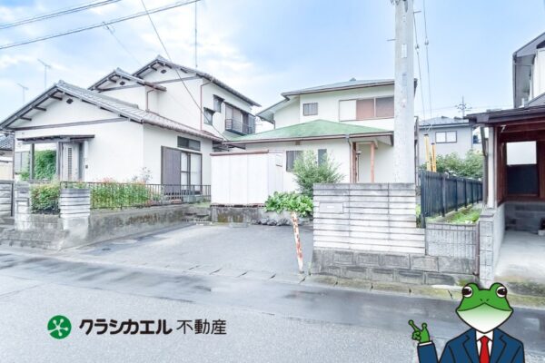 東側水路で隣家と距離を保つゆとりの敷地。西側前面道路６ｍで駐車もスムーズ！