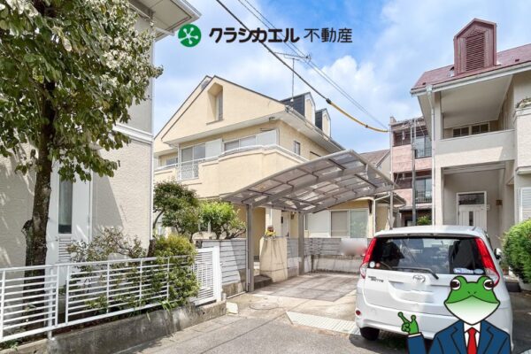 大切に育てられた庭と温室がある暮らし 白い塗り壁が優しく包み込む住まい