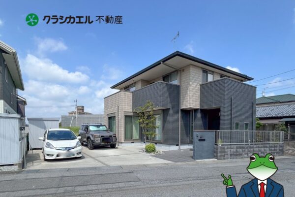 ヘーベルハウス施工の堅牢な軽量鉄骨造邸宅。太陽光発電システムとオール電化を備えた省エネ設計