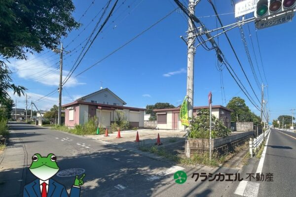 駐車場３台以上を確保できる約１２４坪の角地。資材の搬入出もスムーズに行えます！