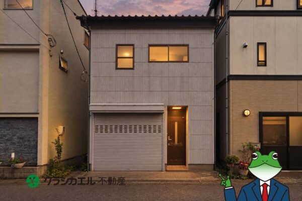 雨の日も愛車からそのまま家へ！内装リフォーム済みのガレージ付き住宅
